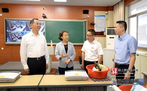 郭寧寧吳賢德檢查高考準(zhǔn)備工作