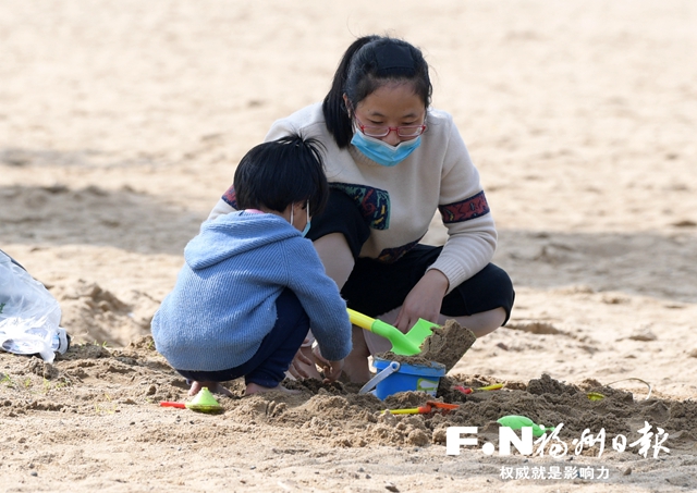 福州沙灘公園： 游客游園不忘防護