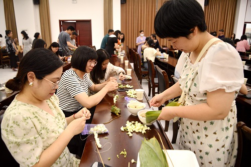 倉山區(qū)直機關(guān)開展“粽飄清廉香 非遺文化傳” 端午暖心活動