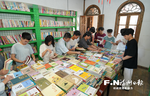 大學生捐書兩千冊 農(nóng)家書屋添“食糧”