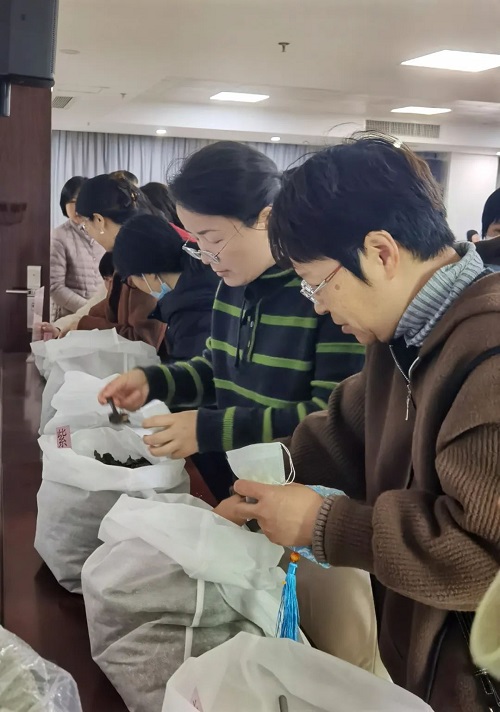 愛無界,，防有方 ——倉山區(qū)組織開展消除艾梅乙母嬰傳播主題宣傳活動