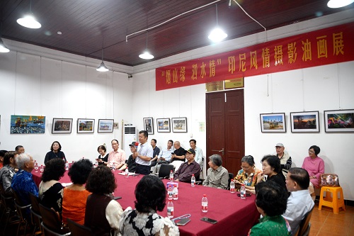 “煙山緣 泗水情 —— 印尼風(fēng)情攝影油畫(huà)展” 在倉(cāng)山區(qū)煙山畫(huà)院?jiǎn)⒛?