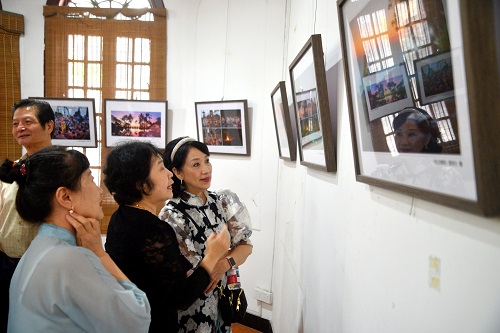 “煙山緣 泗水情 —— 印尼風(fēng)情攝影油畫(huà)展” 在倉(cāng)山區(qū)煙山畫(huà)院?jiǎn)⒛?