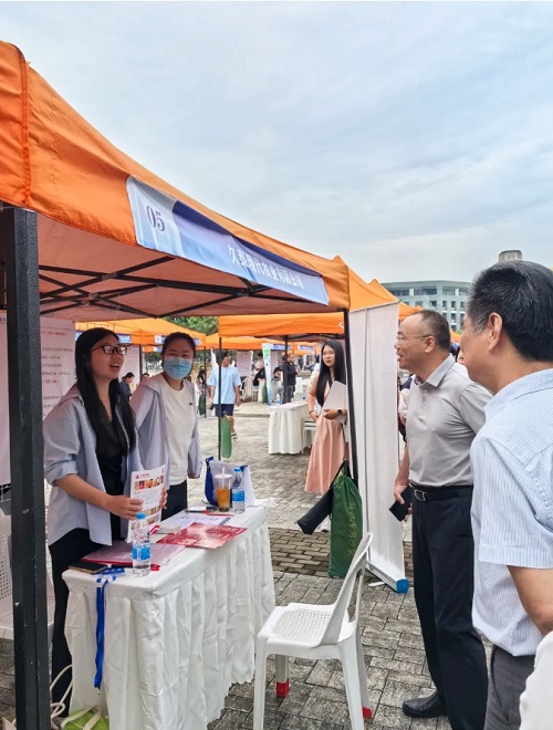人大代表企業(yè)進(jìn)校園,，招聘會搭建就業(yè)“直通車”