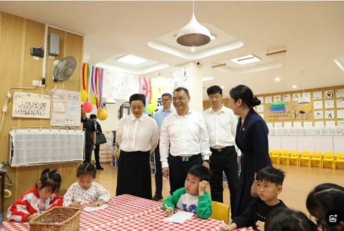 區(qū)委主要領(lǐng)導(dǎo)開展“六一”兒童節(jié)走訪慰問活動