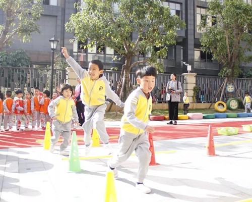 幼兒園運(yùn)動(dòng)會(huì)現(xiàn)場(chǎng)