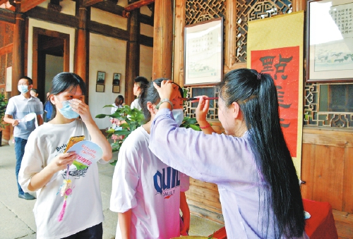 制香囊點雄黃　古厝內(nèi)飄粽香