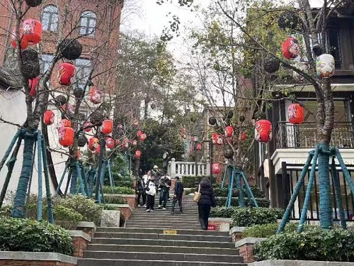 倉山處處“中國紅”　燈火璀璨年味濃