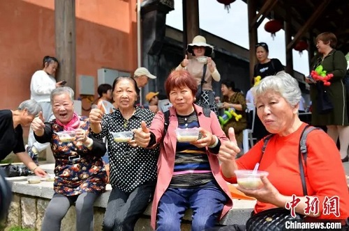 體驗(yàn)手推石磨,、比拼制作技藝……倉(cāng)山鼎邊民俗文化節(jié)舉辦