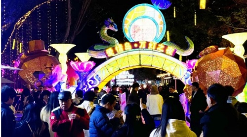 萬燈之夜28日璀璨啟幕，首日客流突破萬人,！
