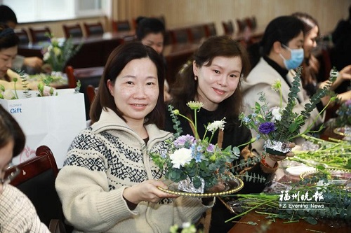 工會(huì)送福利女工學(xué)插花 金山工業(yè)園區(qū)氛圍感十足