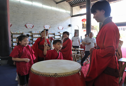 開學(xué)啦,！倉(cāng)山區(qū)用一場(chǎng)“文明中國(guó)禮” 迎接新生開學(xué)第一課