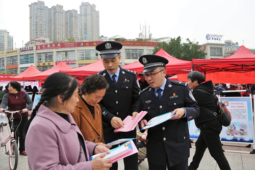 區(qū)公安分局向市民宣傳出租房屋,、流動人口信息采集、教育和服務工作,，宣傳治安防范知識1_副本.jpg